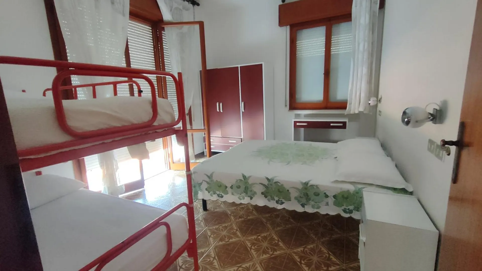 Villa Borghesi Fronte Spiaggia Con Parcheggio Privato Rimini 0*,  Italië
